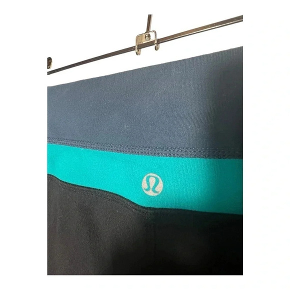 1938. LULULEMON GROOVE CROP LEGGINGS BLACK/NAVY BLUE/TEAL COLOR SEE MEASUREMENTS - Picture 7 of 7